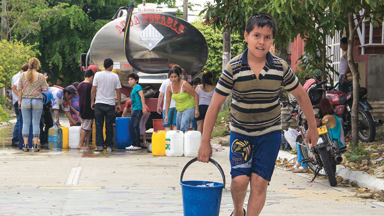 Las largas filas para reclamar el agua que distribuyen los carrotanques se han convertido en el pan de cada día de los yopaleños.
