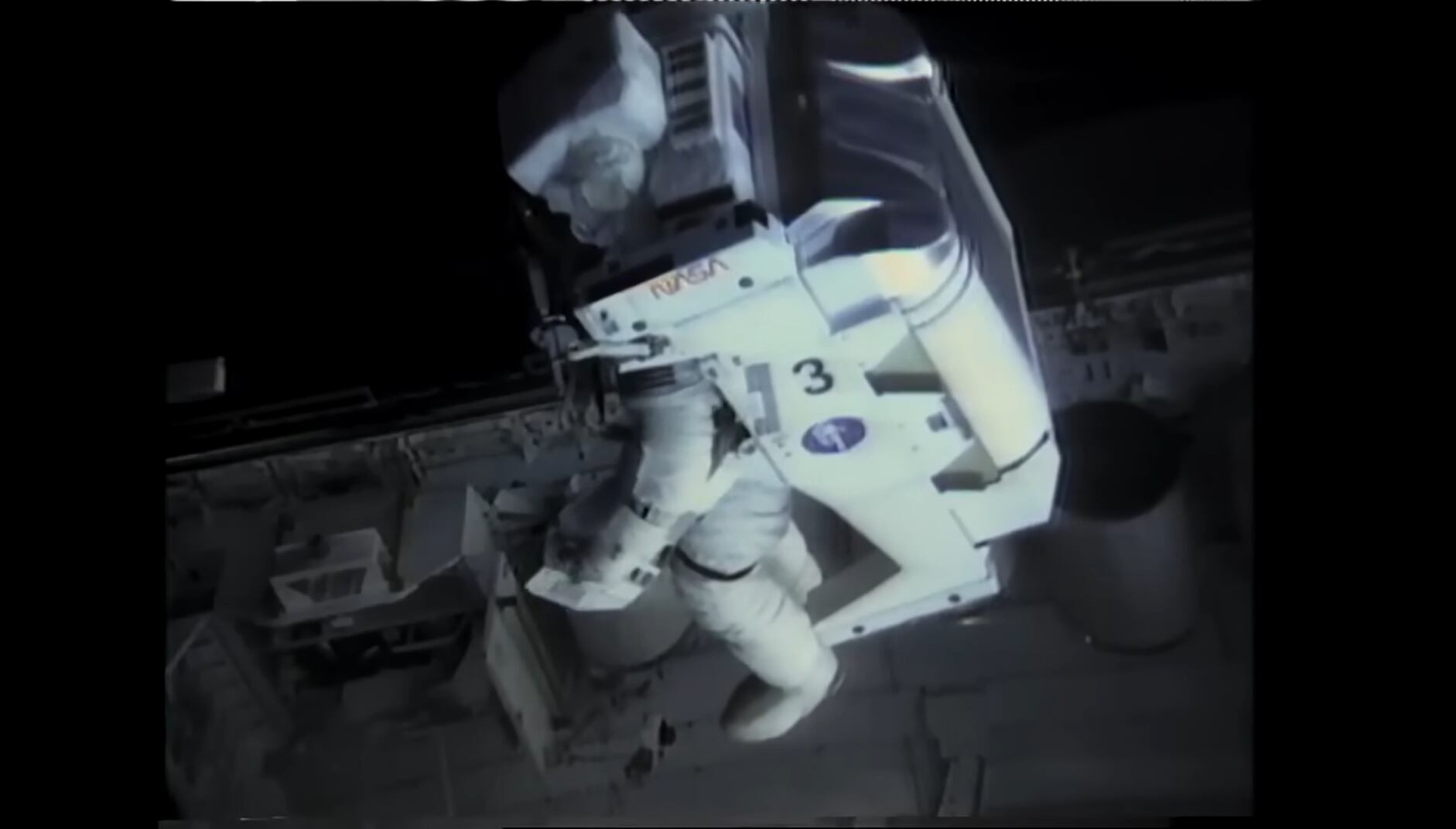 Un astronauta desafió el vacío espacial sin conexión con su nave, según mostró la NASA.