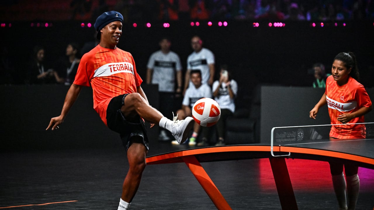El brasilero Ronaldinho en una exhibicón de teqball en Bangkok, como parte de promoción de este deporte. /Foto Lillian SUWANRUMPHA / AFP)