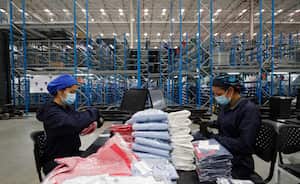 Dafiti Colombia tienda de comercio electrónico especializada en moda, que alberga cientos de marcas y que ofrece a sus usuarios la compra online y la entrega a domicilio de los productos
Bodega y logistica
trabajadores trabajo empleo
e-commerce
Siberia Cundinamarca noviembre 12 del 2020
Foto GuillermoTorres Reina / Semana