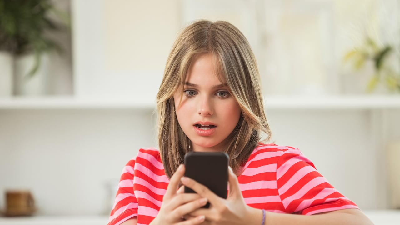 Este ajuste permite realizar modificaciones profundas en el sistema, ejecutar comandos especiales, instalar aplicaciones desde un ordenador y acceder a áreas internas del software.