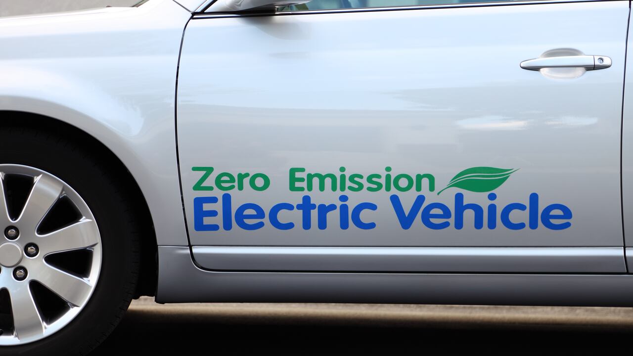 Los vehículos eléctricos son cero emisión, mientras que los híbridos tienen niveles menores comparados con los carros a gasolina.