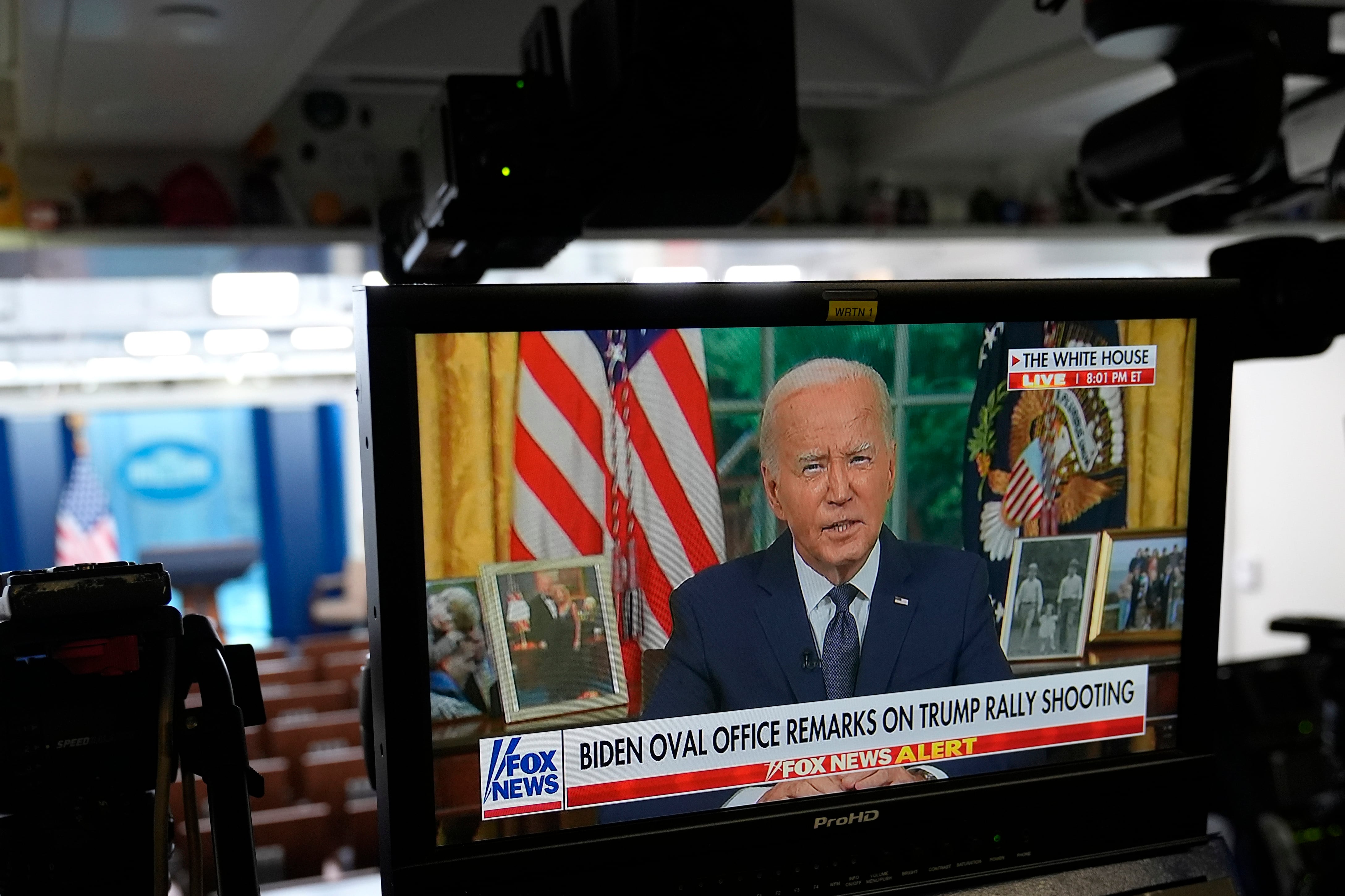 El presidente Joe Biden es visto en un monitor en la sala de conferencias de prensa de la Casa Blanca en Washington, el domingo 14 de julio de 2024, mientras se dirige a la nación desde la Oficina Oval sobre el intento de asesinato del ex presidente Donald y la necesidad de poner fin a la política.