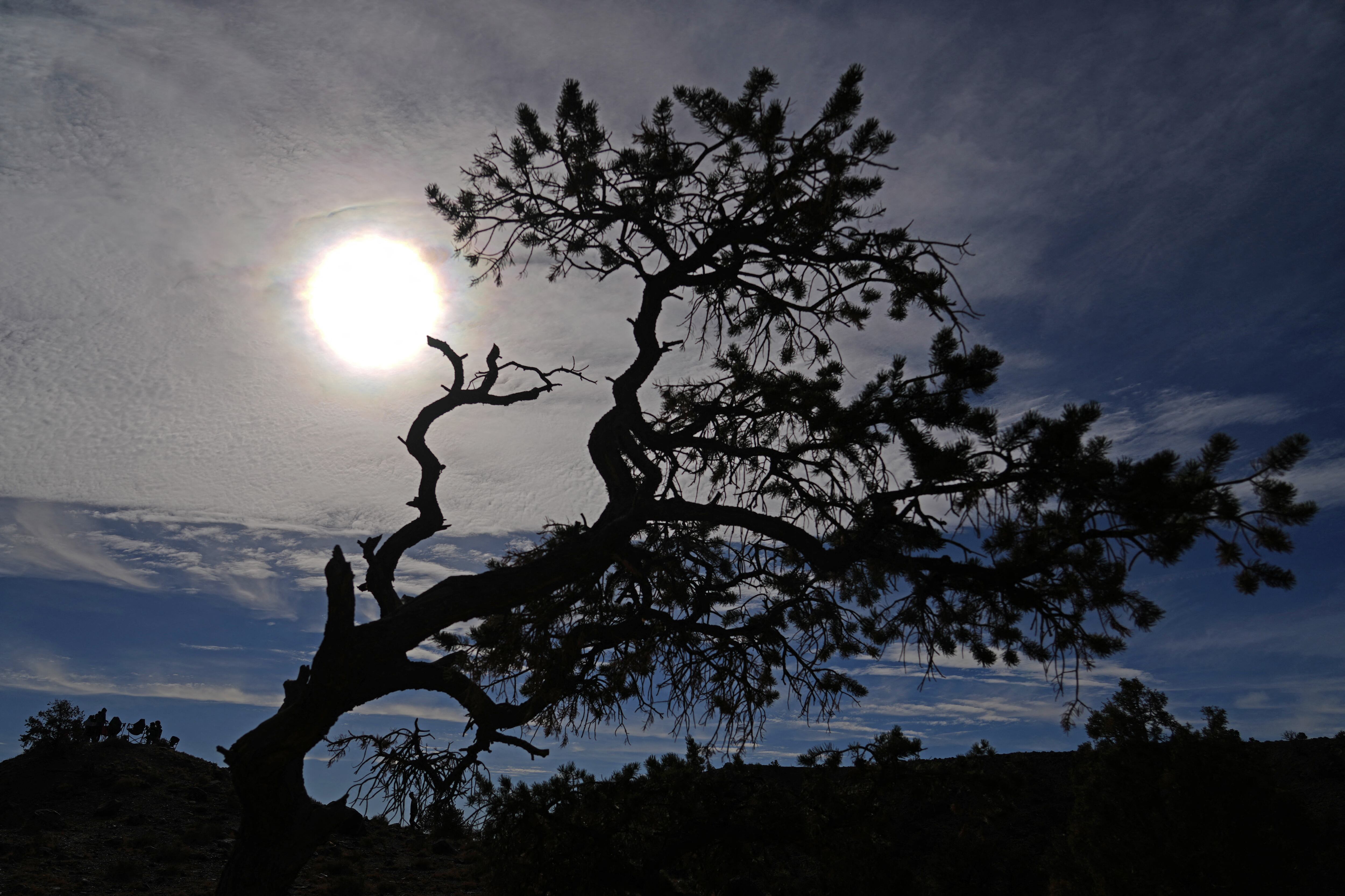 La gente observa el eclipse solar anular el 14 de octubre de 2023 en el Parque Nacional Capitol Reef, Utah. Comenzando en la costa de Oregón y concluyendo en la costa este de América del Sur