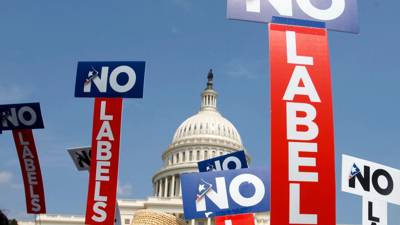 Gente del partido No Laberls (Sin Rótulos) realiza un acto frente al Congreso, Washington, 18 de julio de 2011. Más de 15.000 personas en Arizona se han registrado para afiliarse a un partido político nuevo con una posible “fórmula de unidad” contra Joe Biden y Donald Trump. (AP Foto/Jacquelyn Martin, File)