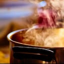 Cocine comida alemana: Cocinar no solo es una forma de alimentarse, sino una parte fundamental de la vida cotidiana. La mejor manera de aprender el nombre de los diferentes alimentos es cocinando. Y no importa si no le gusta la comida típica alemana. También puede cocinar en alemán comida española, tailandesa o latinoamericana. Flickr Moyan Brenn.