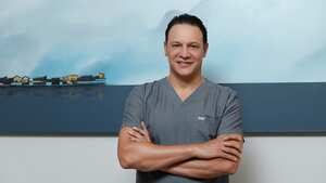 Ernesto Andrade, el cirujano plástico colombiano reconocido por su técnica de abdominoplastia.