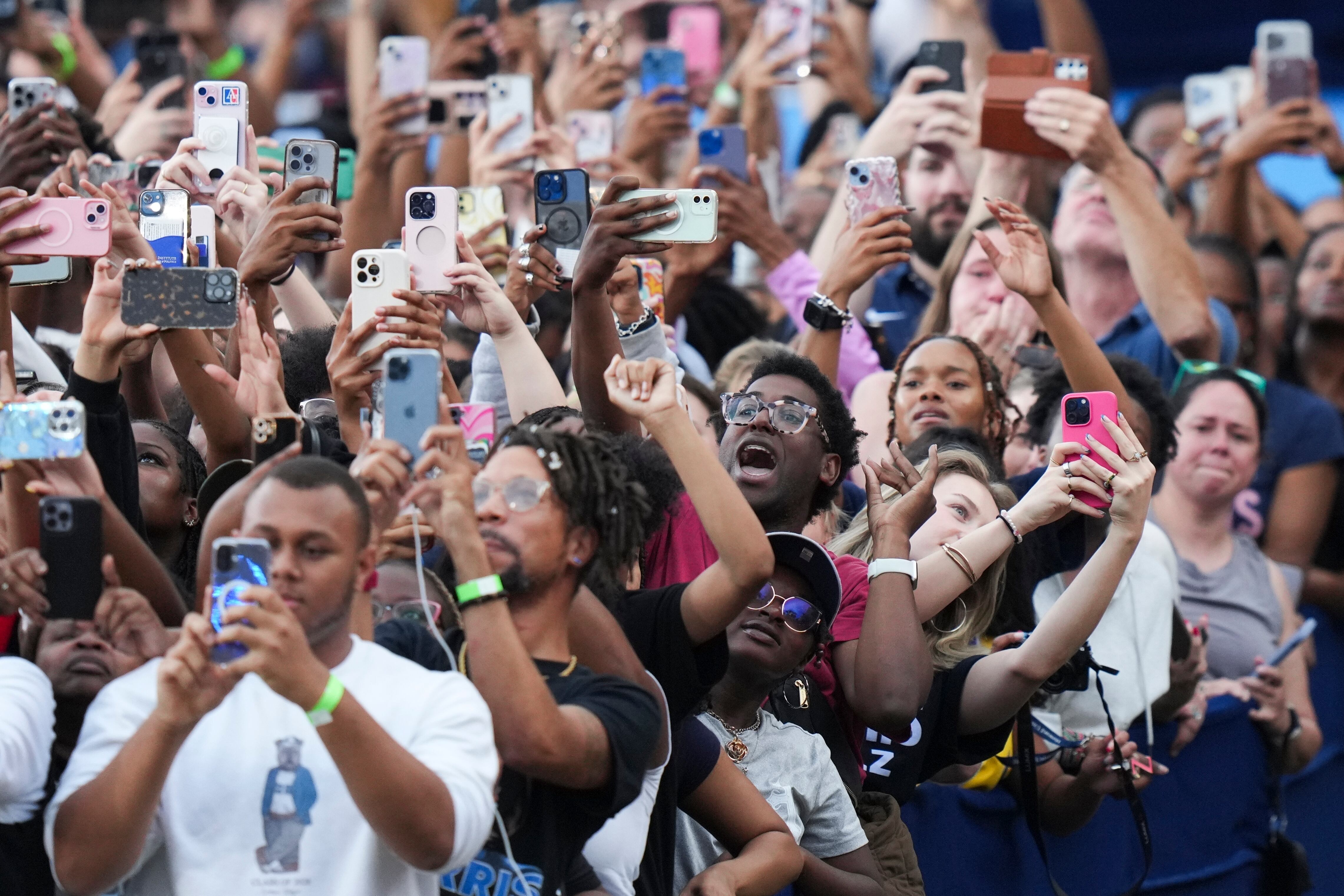 Los partidarios de la vicepresidenta Kamala Harris reaccionan durante su discurso de concesión para las elecciones presidenciales de 2024, el miércoles 6 de noviembre de 2024, en el campus de la Universidad Howard en Washington. (Foto AP/Stephanie Scarbrough)