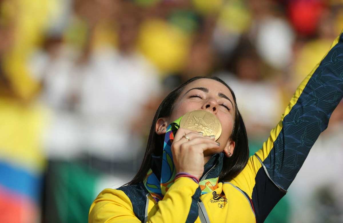 Un amor mutuo entre el oro y Mariana. EFE/EPA/FAZRY ISMAIL