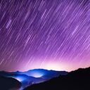 Escena de lluvia de meteoros del cielo estrellado en altas montañas en verano, sur de China. Tomada con Nikon D810