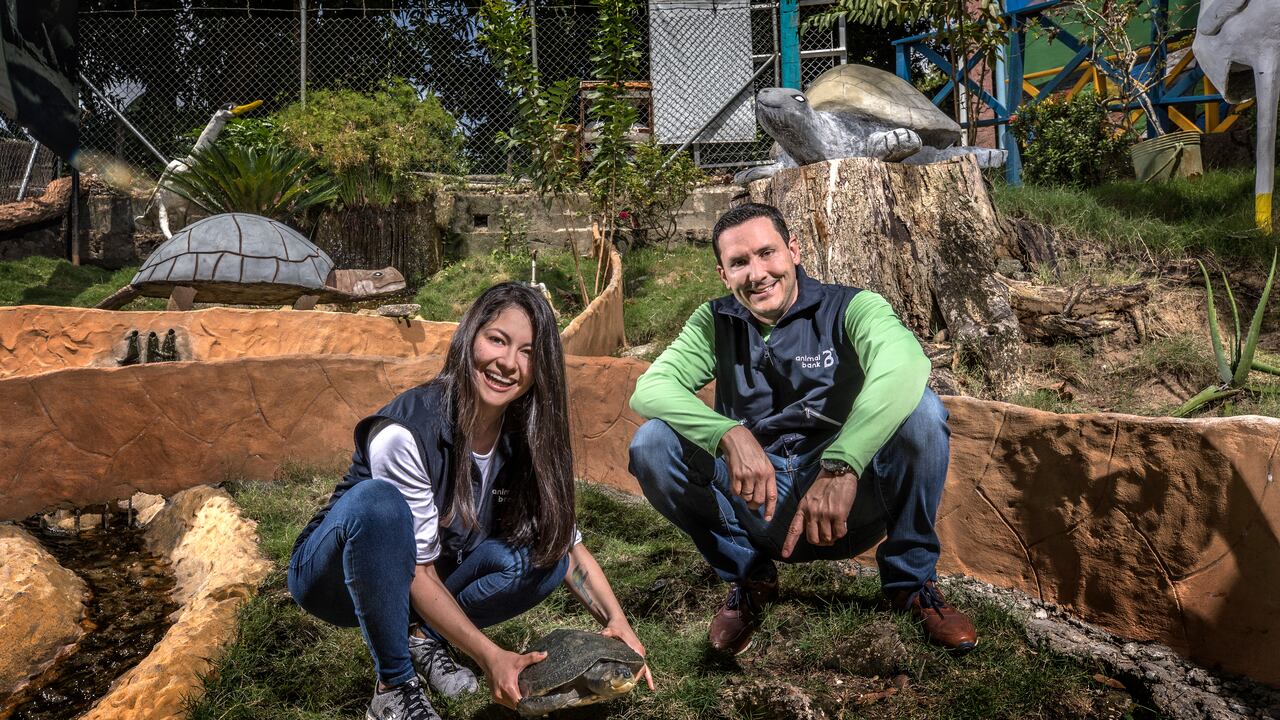 Carolina Castaño y Alejandro Zapata. Emprendedores Fundación Animal Bank.
Premio a la Innovación social Allianz.
Estación Cocorná-Caldas. Febrero 17 de 2021.
Foto: Juan Carlos Sierra-Revista Semana.