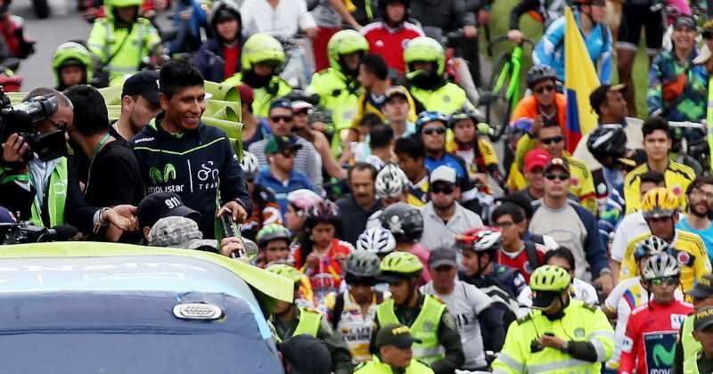 Una caravana recibió al ciclista después de llegar de la Vuelta a España.