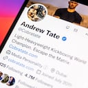 BATH, UNITED KINGDOM - JANUARY 21: IEn esta ilustración fotográfica, un hombre mira su teléfono y muestra la página de Twitter de Andrew Tate en la red social, el 21 de enero de 2023 en Bath, Inglaterra