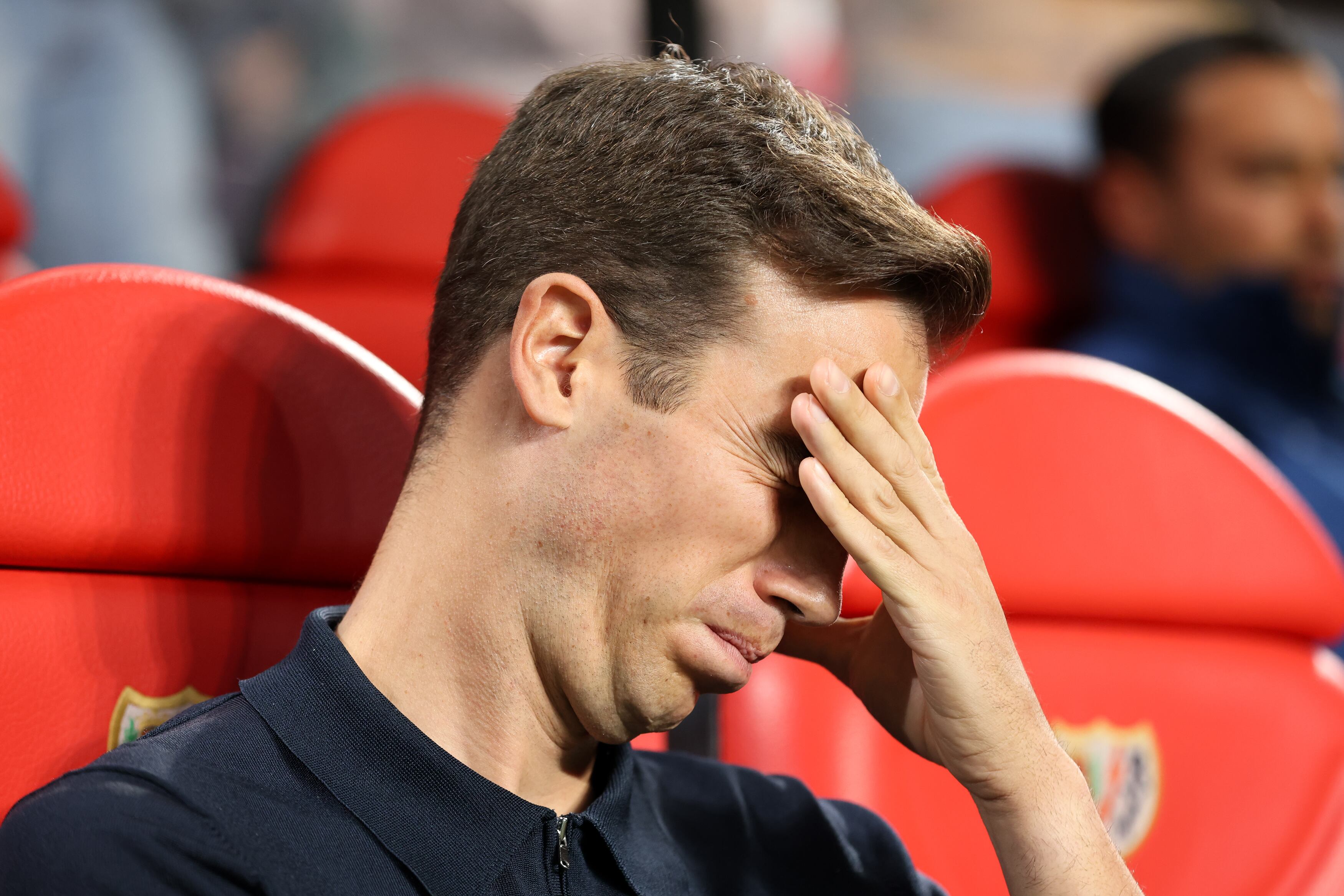 Iñigo Pérez, entrenador del Rayo Vallecano, reacciona antes del partido de LaLiga entre el Rayo Vallecano y la UD Las Palmas en el Estadio de Vallecas el 08 de noviembre de 2024 en Madrid, España.