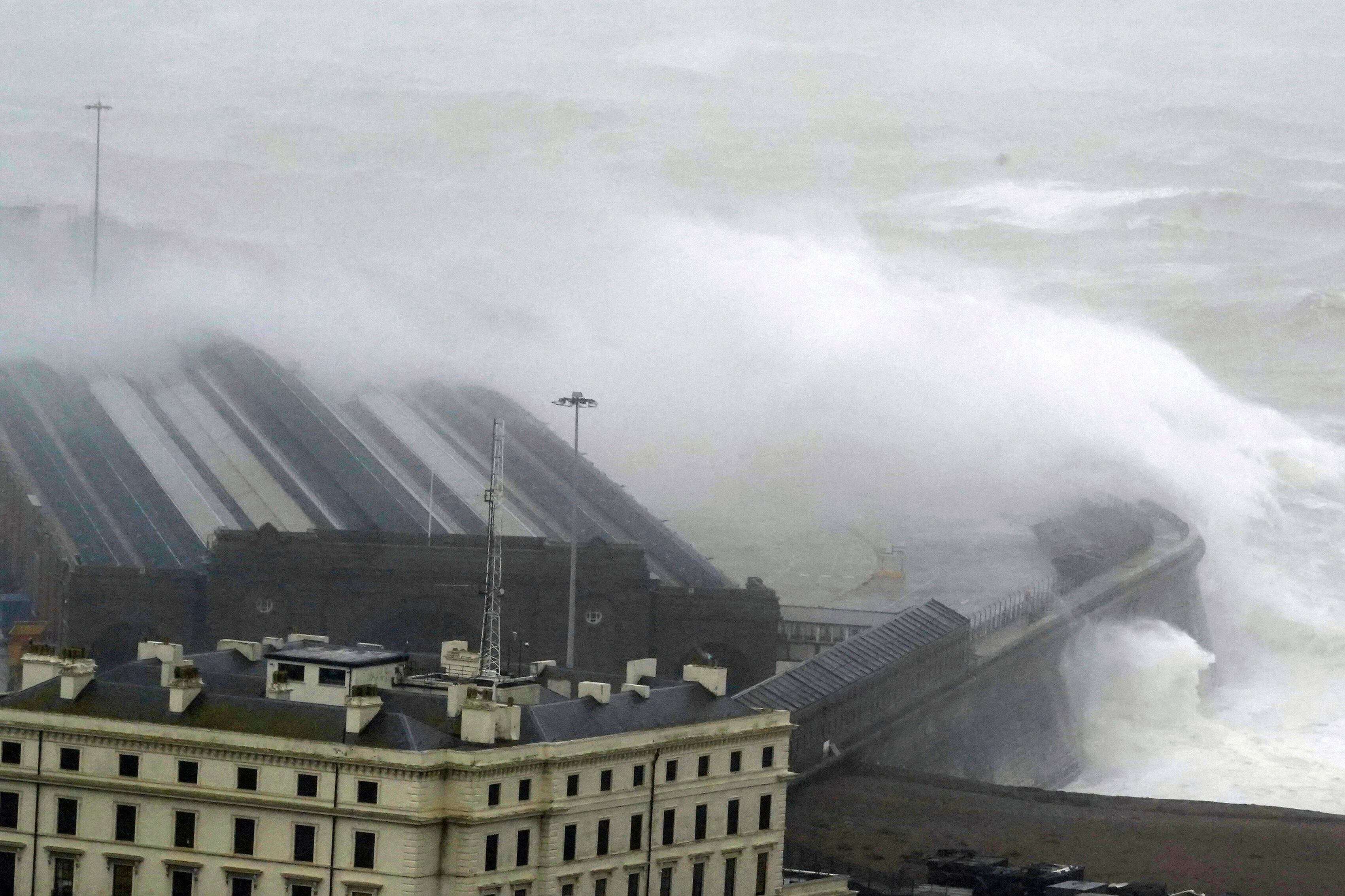 Las olas rompen sobre el muro del puerto mientras la tormenta Ciaran trae fuertes vientos y fuertes lluvias a lo largo de la costa sur de Inglaterra, en Folkestone, el jueves 2 de noviembre de 2023. Vientos de hasta 180 kilómetros por hora