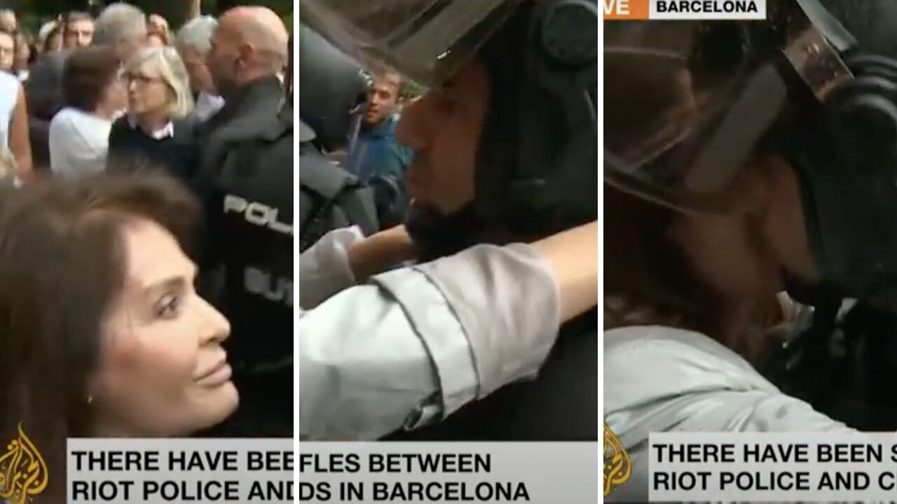 Momento del beso que le da la mujer española al policía