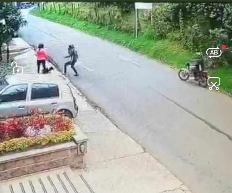 Cerca a una estación de polícia hieren a mujer en un atraco.