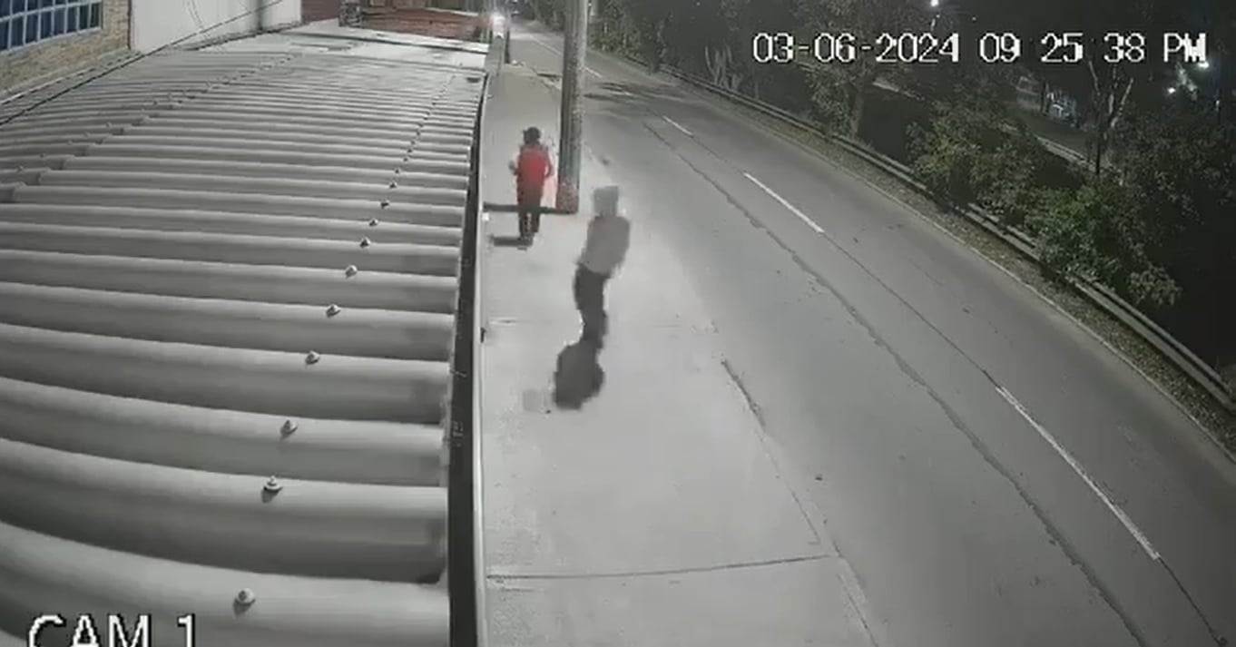 Los delincuentes entraron armados.