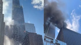 Humo denso se eleva desde la azotea de un edificio en Nueva York durante el incendio registrado en plena celebración del Día de San Patricio.
