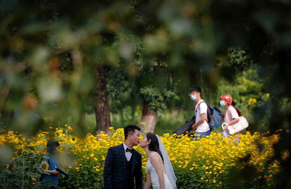 Horas de las fotos para estos recién casados en el Parque Forestal Olímpico de Pekín. La boda fue el 2 de julio. China informó sobre tres nuevos casos de coronavirus, incluido uno de transmisión local en Pekín. Esto parece poner al país en el que se detectó el virus por primera vez a fines del año pasado, en vías de erradicarlo, al menos temporalmente. Foto: Andy Wong / AP