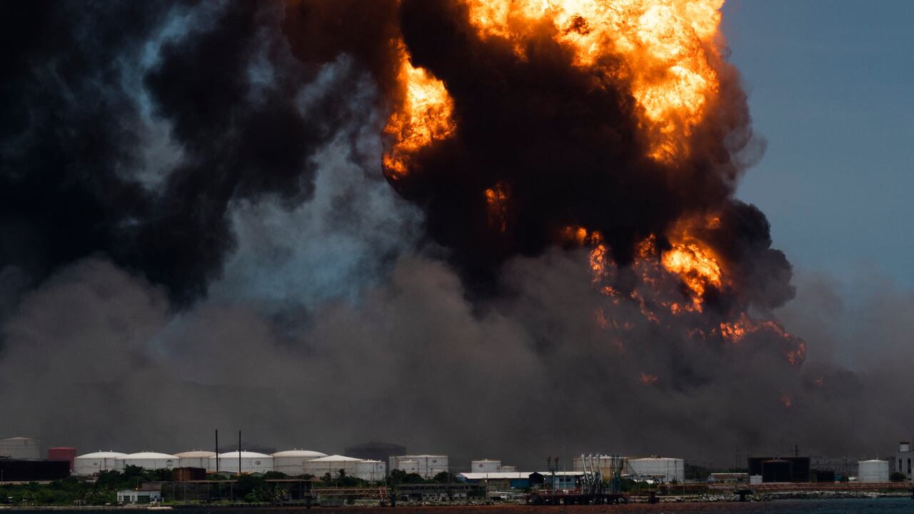Bomberos avanzan para sofocar incendio de cuatro tanques petroleros en Cuba(Foto de YAMIL LAGE / AFP)
