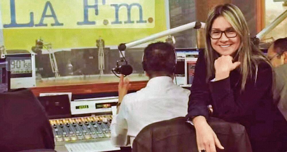  Dávila dirigió La FM durante diez años. En la imagen de la izquierda, en un cubrimiento en Panamá.