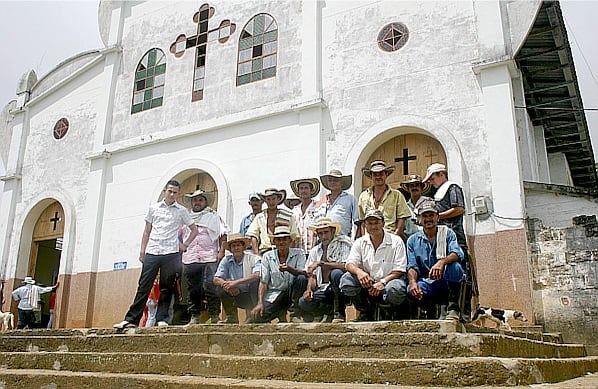 En El Aro viven ochenta personas. La mayoría son hombres que tienen sus familias en otros pueblos pero duermen allí porque es donde tienen sus tierras para cultivar.