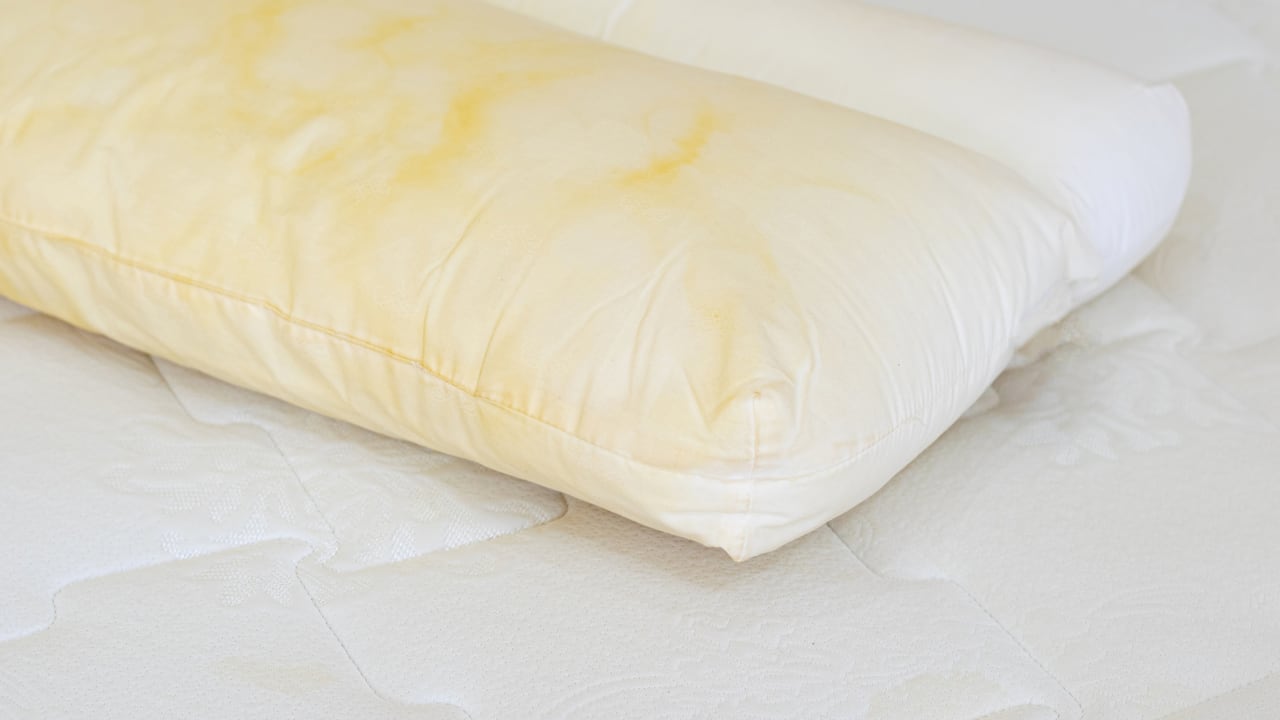 Las manchas amarillas en la almohada son más frecuentes de lo que se cree.