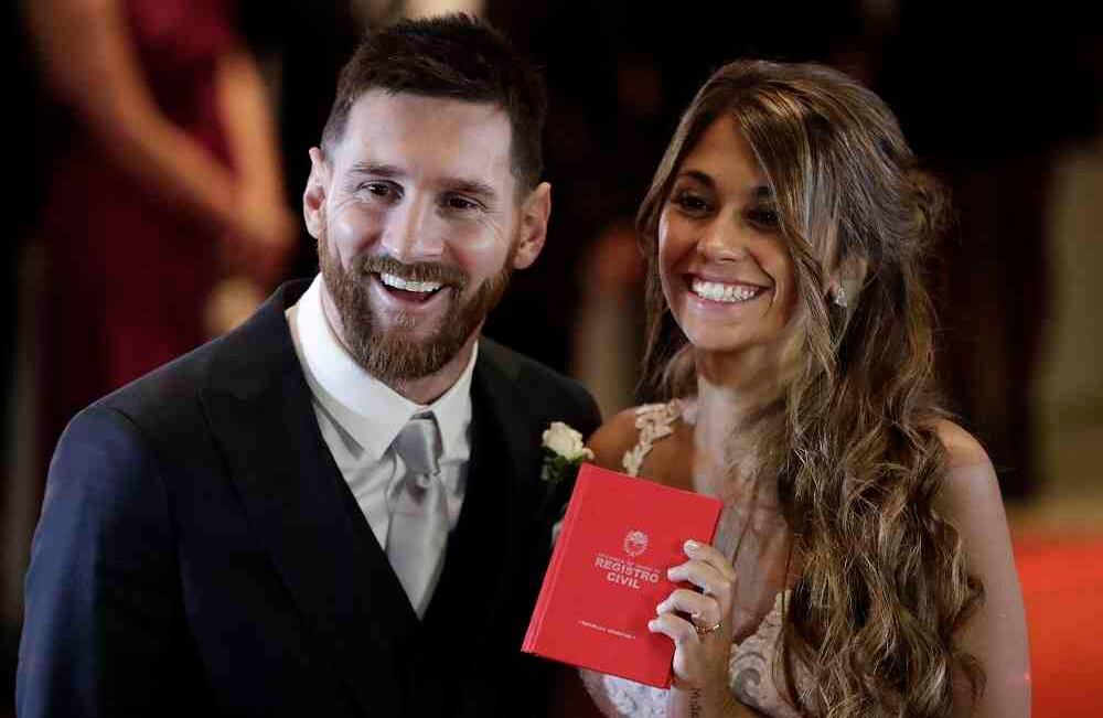Lionel Messi muestra el certificado de matrimonio durante su ceremonia de matrimonio en Rosario. Foto: AP