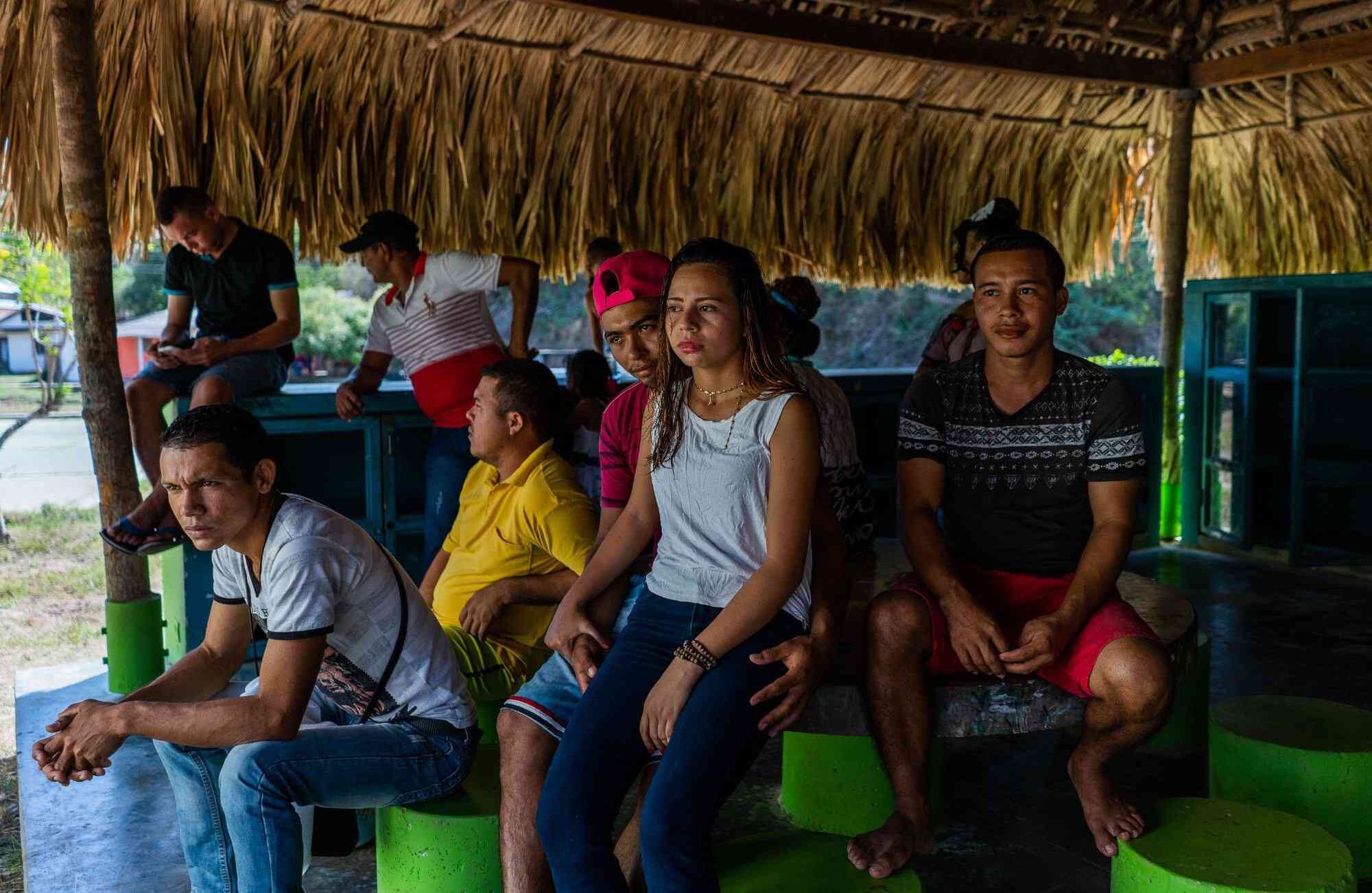 Un grupo de habitantes de El Salado esperan por las conclusiones del consejo de seguridad que se lleva a cabo. Desde finales del año anterior el miedo han regresado a la población a causa de las constantes amenazadas contra los lideres de esa población.