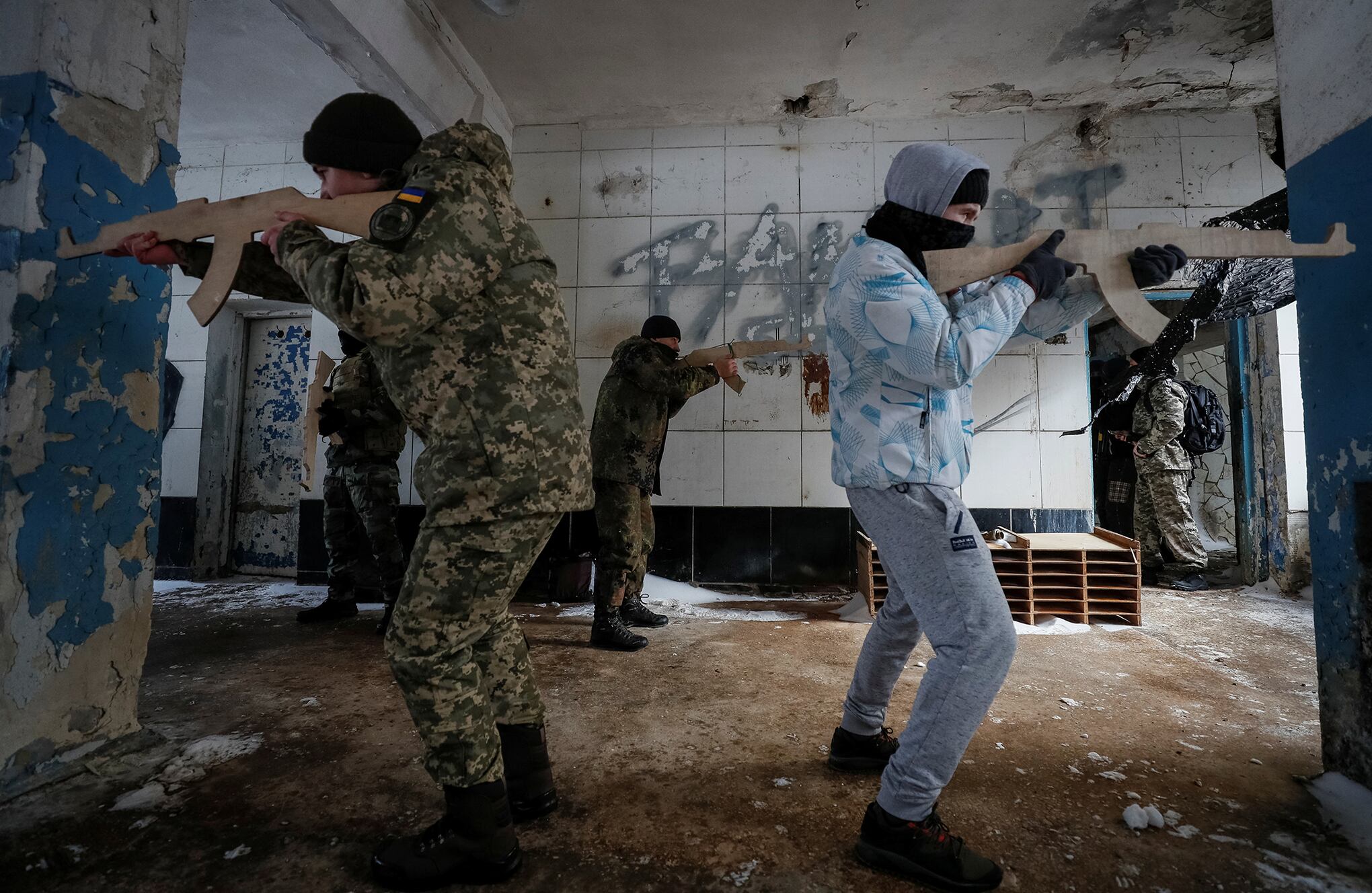 civiles ucranianos entrenan en caso de combate con Rusia