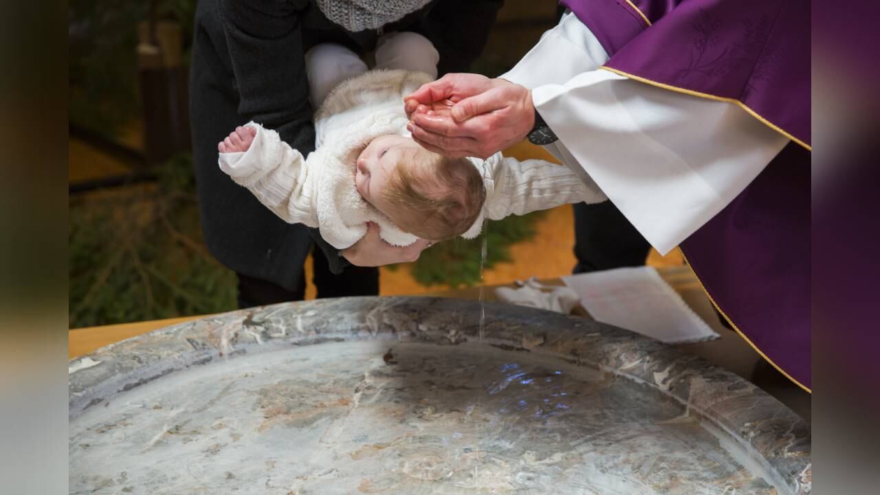 La Diócesis de Phoenix creó un sitio web para orientar a las personas que asumen que tuvieron un bautizo inválido. Imagen de referencia y no corresponde al hecho. Foto: Gettyimages.