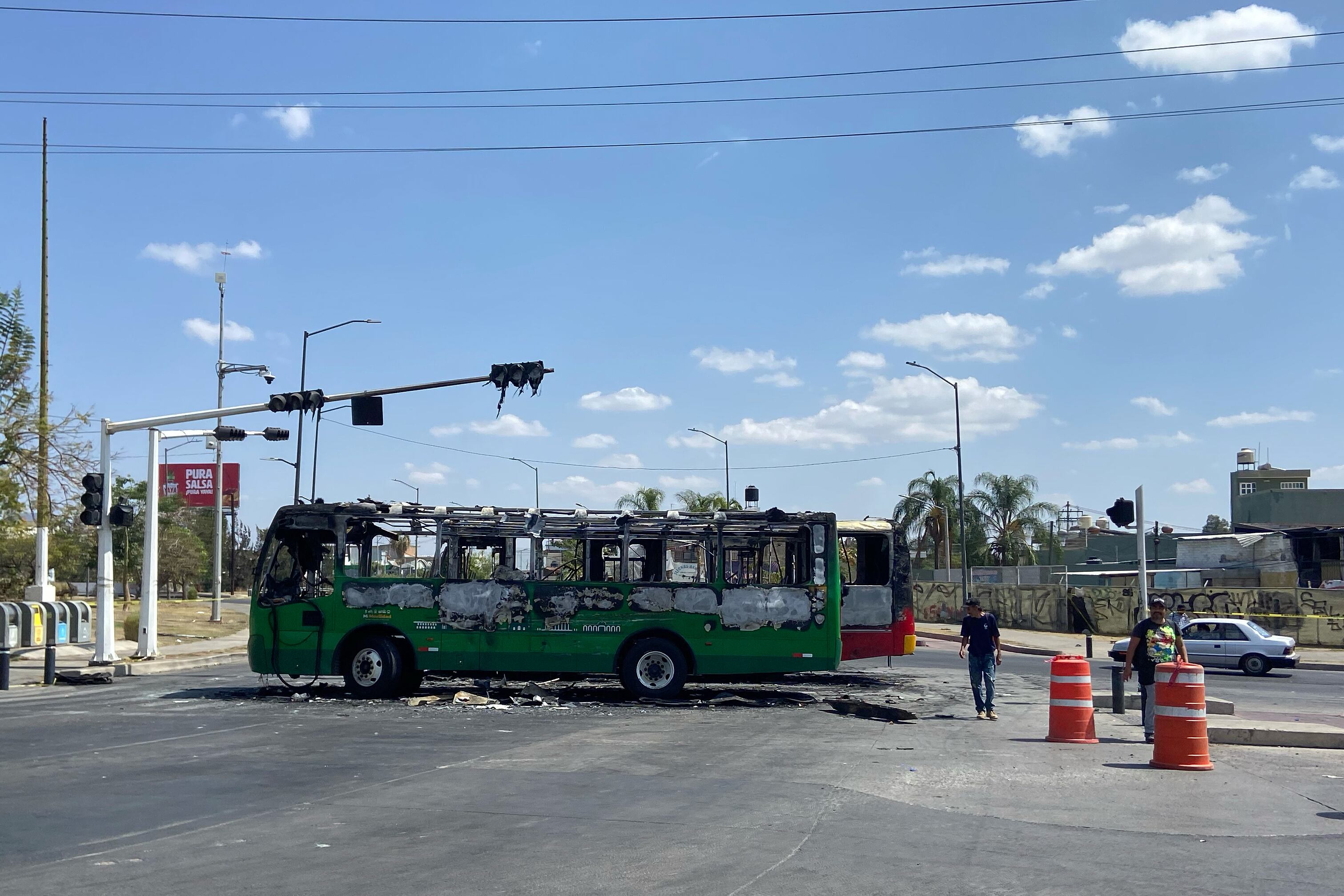 Autobuses calcinados que fueron incendiados en una carretera de Guadalajara, México, tras la muerte del líder del Cártel Jalisco Nueva Generación.