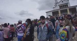 En Monserrate, muchos permanecen ya sin tapabocas.