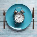 Las fresas y el bicarbonato pueden ayudar a exfoliar los dientes.