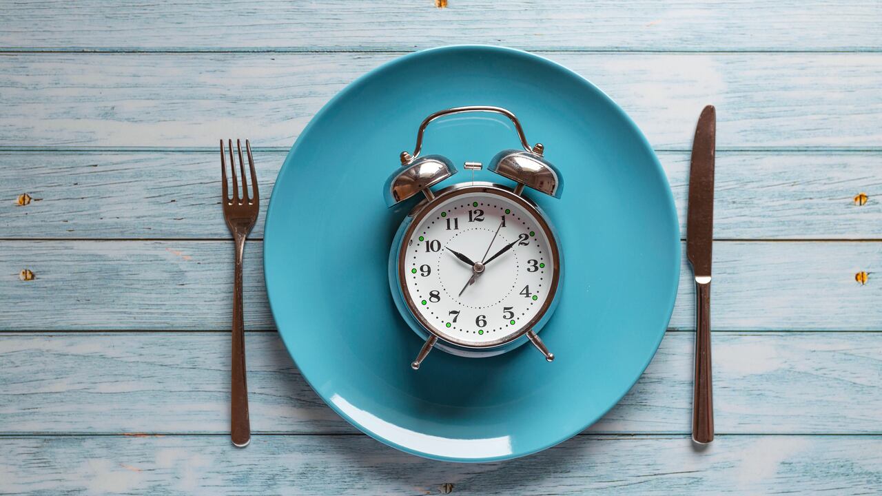 Las fresas y el bicarbonato pueden ayudar a exfoliar los dientes.