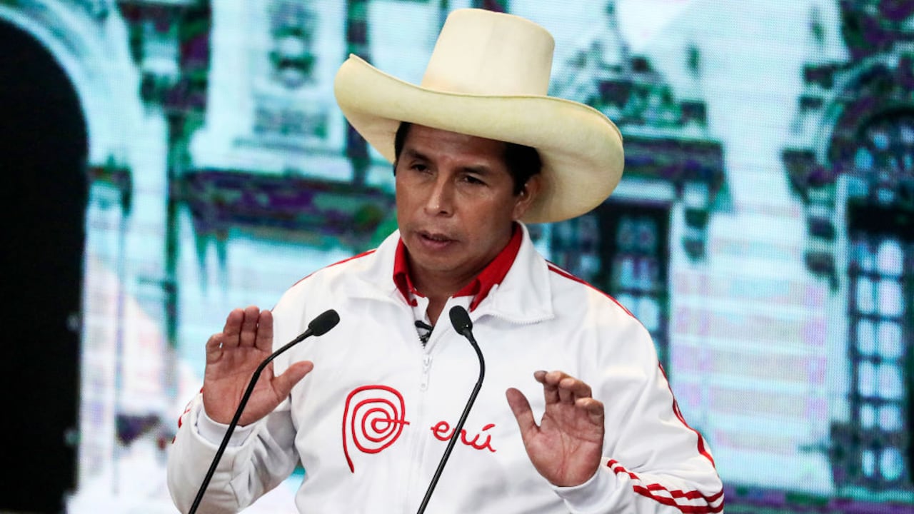 Pedro Castillo, presidente de Perú, tuvo que llegar en carro a su país para evitar ser destituido