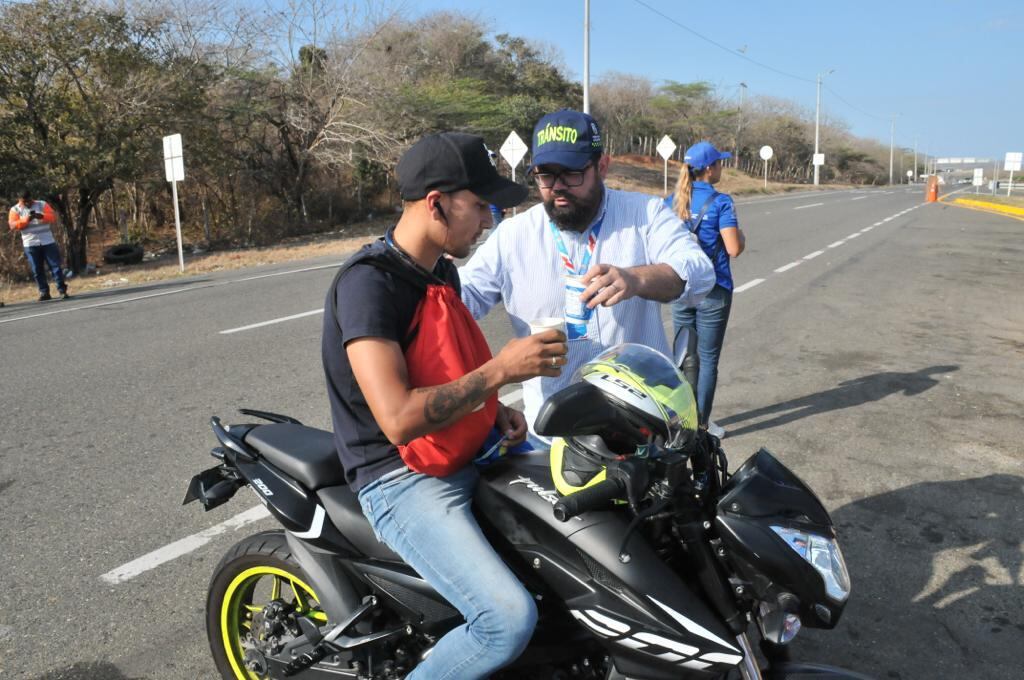 En los controles entregan recomendaciones a los conductores