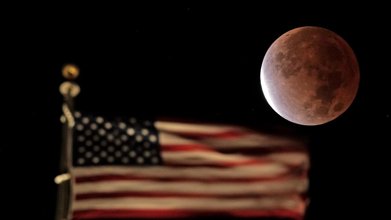 Las mejores imágenes que dejó el eclipse de luna.