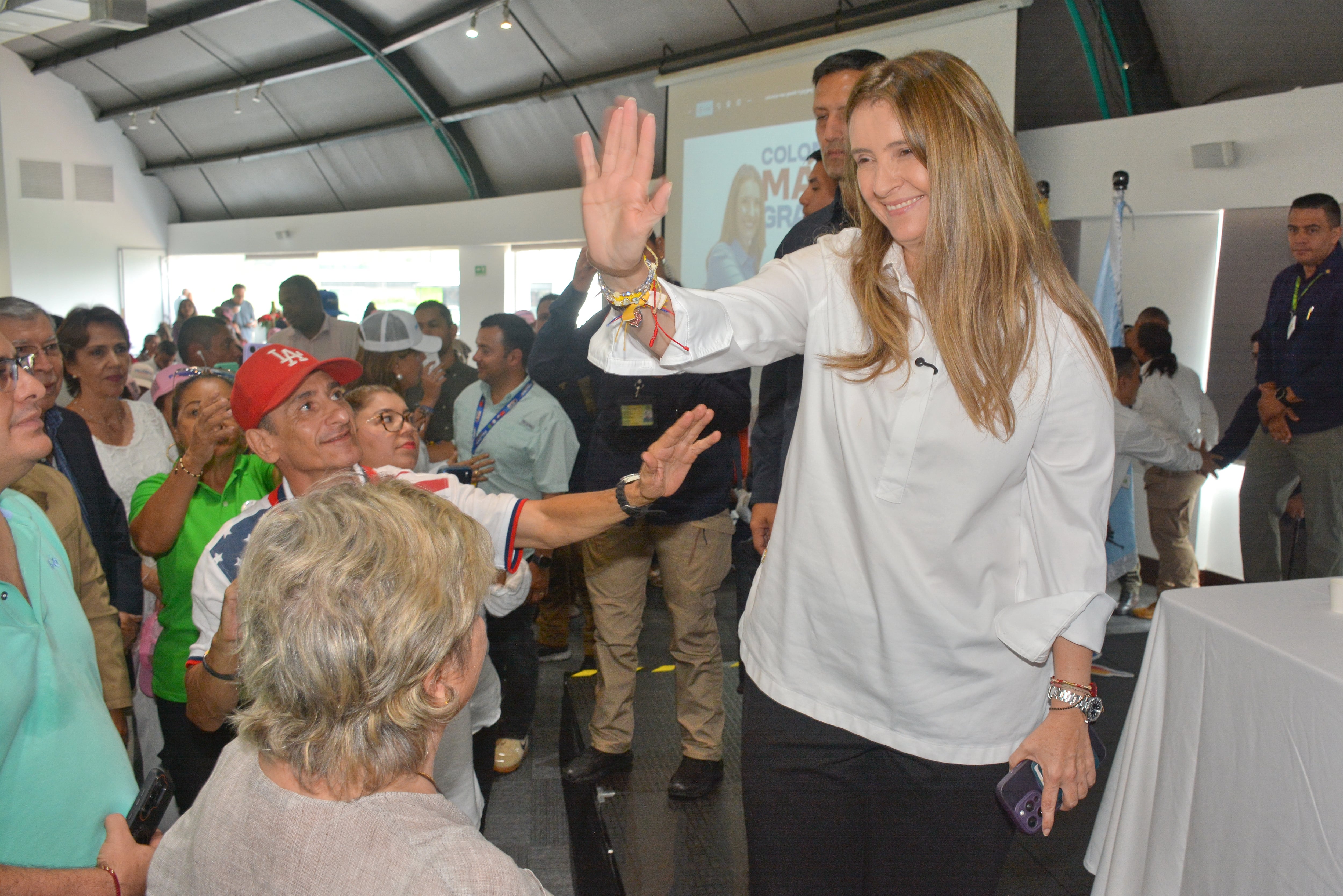 En visita a Cali, la candidata presidencial Paloma Valencia aseguó que integrantes de su campaña son perseguidos y amenazados en el Cauca. Foto Jorge Orozco