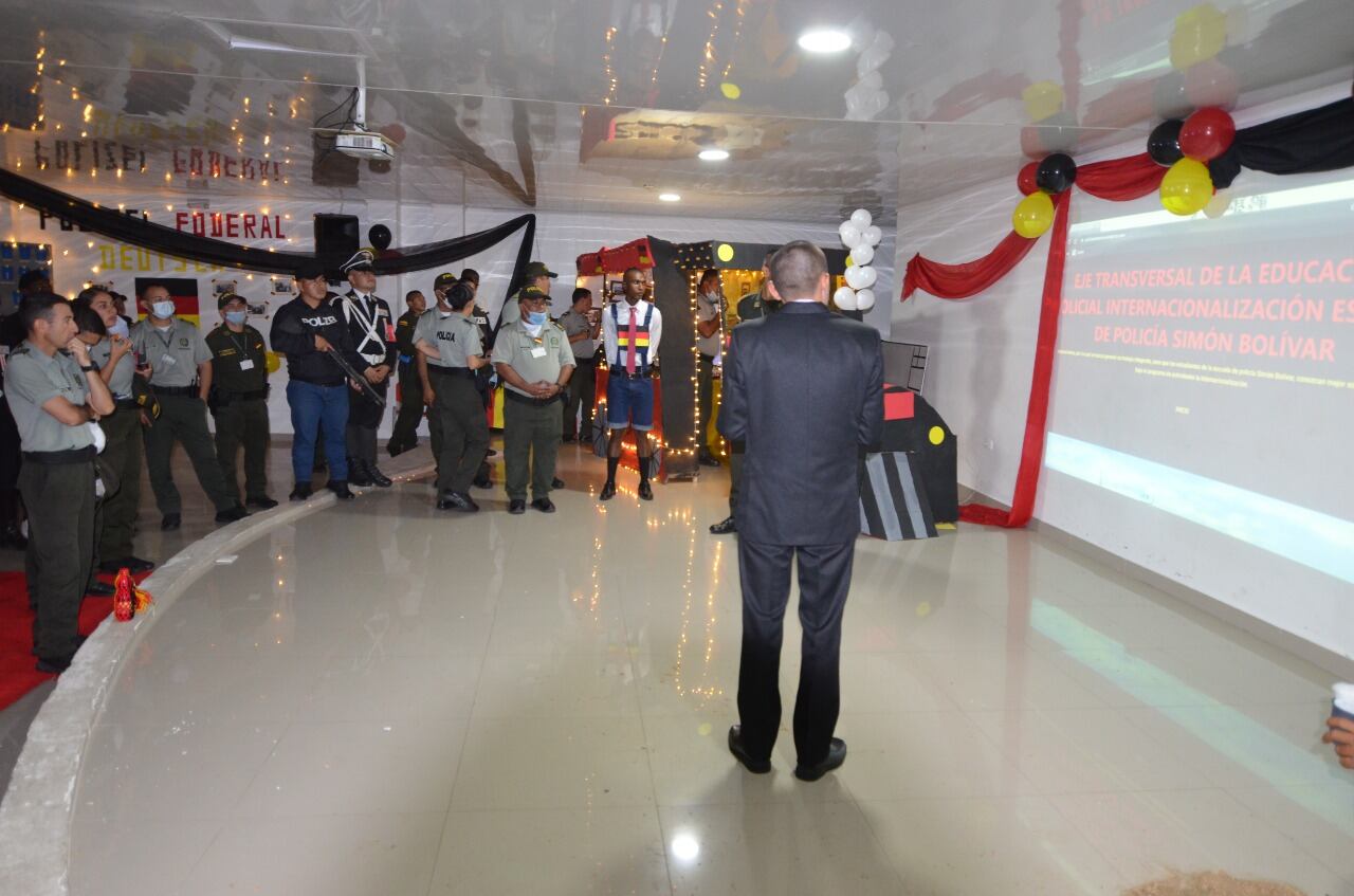 Policías nazis: Un mayor, suspendido por el escándalo de policías disfrazados de nazis, ganó una tutela que ordenó a la inspección de la Policía reintegrarlo a su cargo.