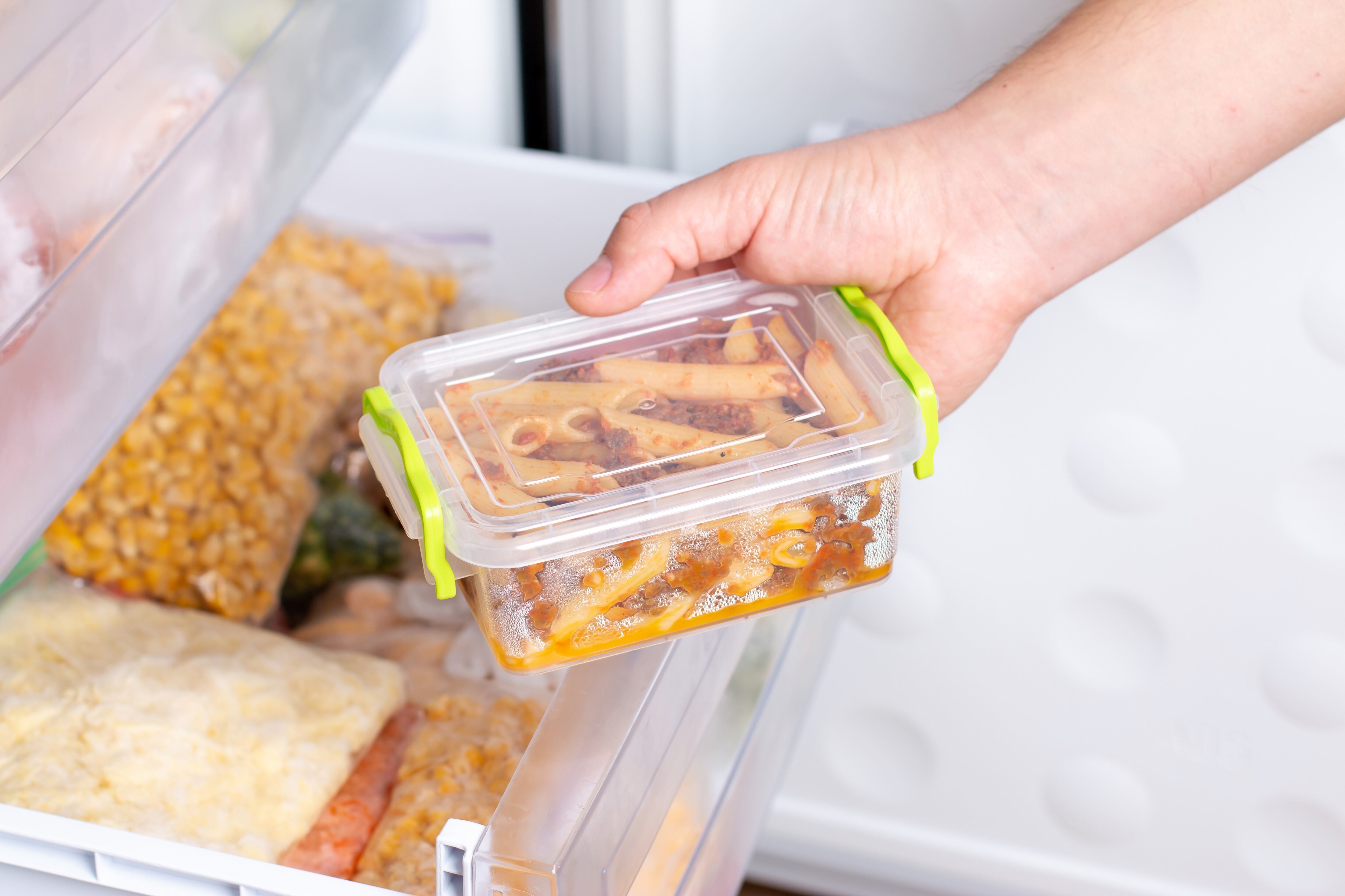 La pasta se debe almacenar en la nevera para conservar su sabor.