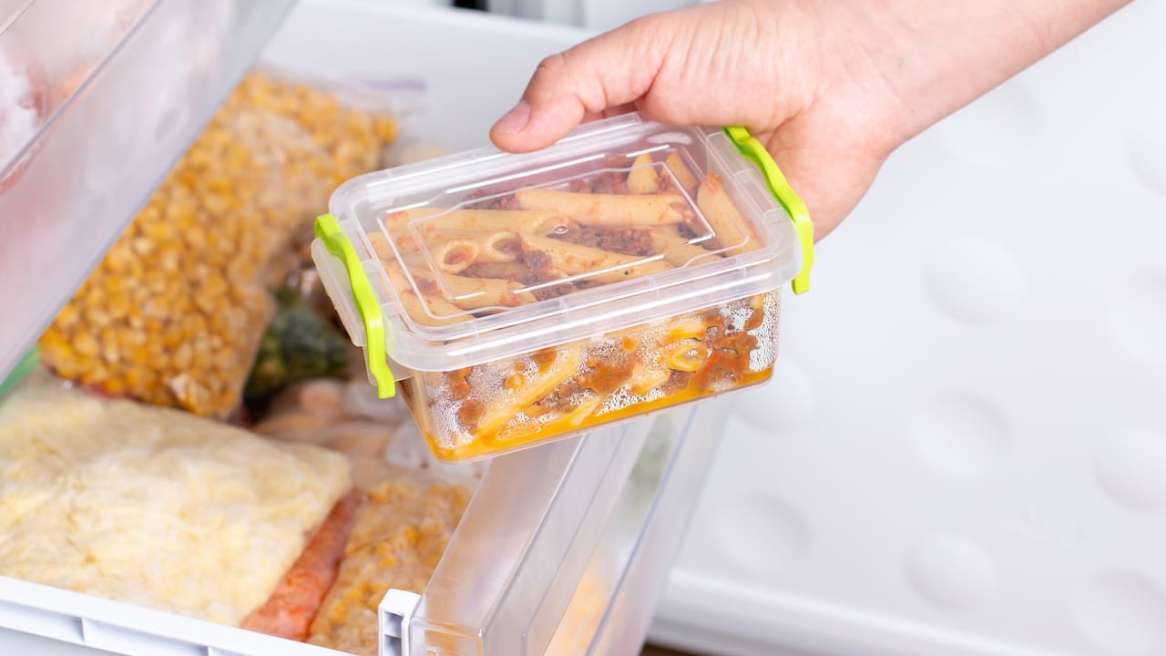 La pasta se debe almacenar en la nevera para conservar su sabor.