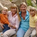 Steve Irwin posa con su familia en el zoológico de Australia el 19 de junio de 2006 en Beerwah, Australia. (Foto del zoológico de Australia a través de Getty Images)