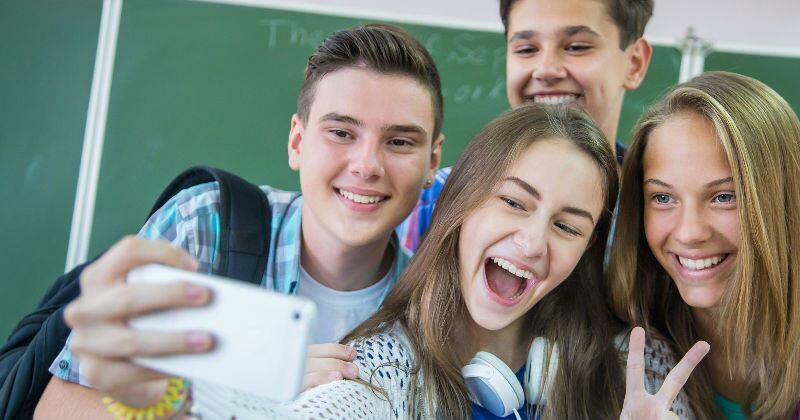 Los domina el cerebro social y por eso es natural que sean tan susceptibles a la presión de grupo. 