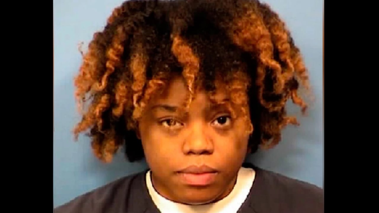 Mujer lanzó agua hirviendo a su novio mientras él dormía, grabó un video y lo compartió en Snapchat