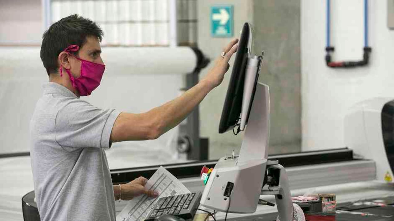 Analistas anticipan impacto al mercado laboral tras subida del mínimo.