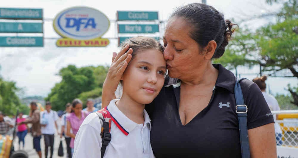 Cada mañana, Dolca Ochoa acompaña a su hija Esther hasta el puente Francisco de Paula Santander para que tome el bus al colegio en Cúcuta.