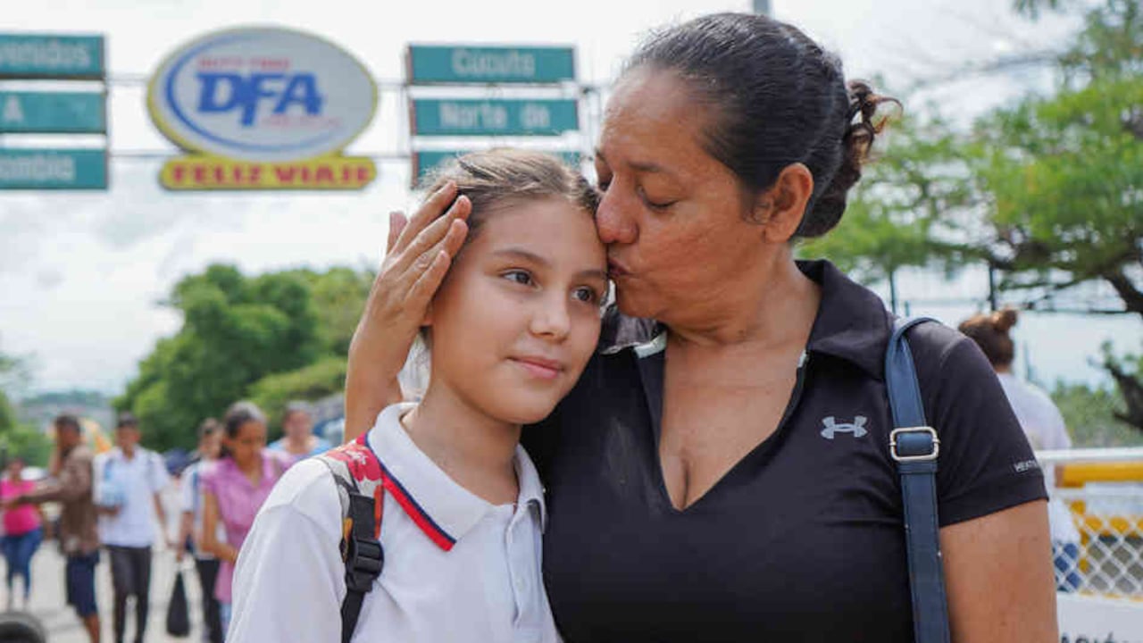 Cada mañana, Dolca Ochoa acompaña a su hija Esther hasta el puente Francisco de Paula Santander para que tome el bus al colegio en Cúcuta.