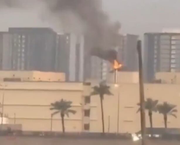 Una columna de humo se eleva sobre la embajada de Estados Unidos en Bagdad tras un ataque con drones.